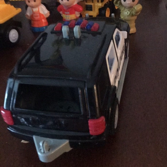 Police cruiser SUV with working siren and lights! - Picture 3 of 4